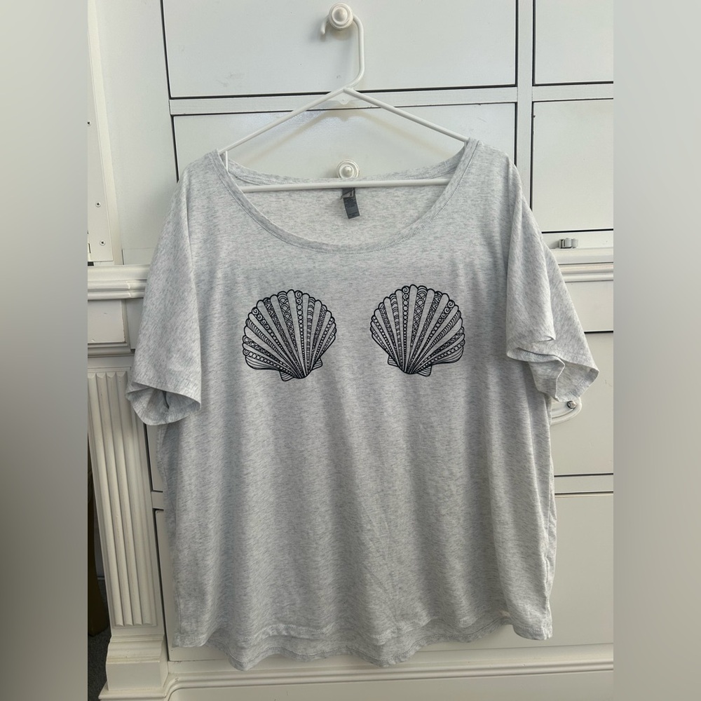 Shell Graphic Tee / Coastal Preppy Tee